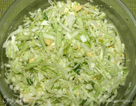 Добавляем в капусту яйца и хорошо перемешиваем. Начинка готова.