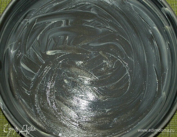 Форму для выпекания смазать сливочным маслом.