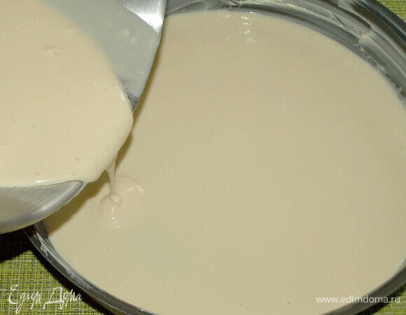 В миске взбиваем яйца, сметану, растительное масло в однородную массу. Добавляем просеяную муку, соль, сахар и разрыхлитель. Все тщательно взбиваем до однородного состояния. Немного теста выливаем в подготовленную форму и равномерно распределяем по дну.