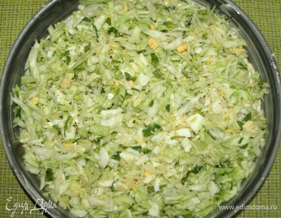 Выкладываем сверху начинку из молодой капусты, равномерно распределяя по всей форме. Добавляем по вкусу свежемолотый черный перец.