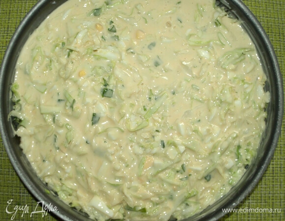 Сверху на начинку равномерно выливаем оставшееся тесто. Отправляем пирог в заранее разогретую до 180°C духовку на 50–60 минут (лучше ориентироваться на свою духовку).