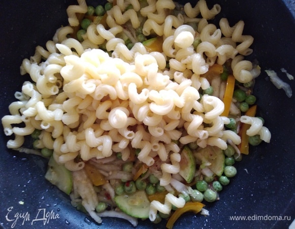 Добавить отварные макароны, перемешать. Овощи должны остаться хрустящими, а жидкость должна почти испариться.