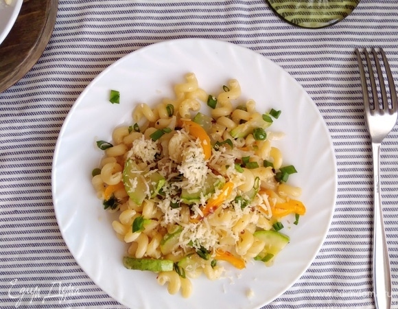 Разложить макароны по тарелкам и посыпать тертым сыром. Есть сразу!