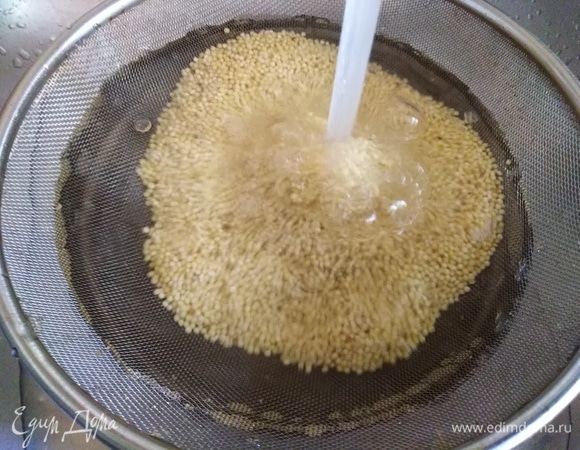 Затем — проточной холодной водой. Еще раз залить кипятком, промыть холодной водой.