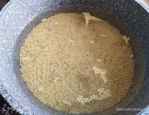 В промытое пшено добавляем 2 стакана воды и соль по вкусу. Доводим до кипения. Убавляем огонь до среднего, не накрывая крышкой. Варим примерно 10 минут, пока вода не достигнет уровня пшена.