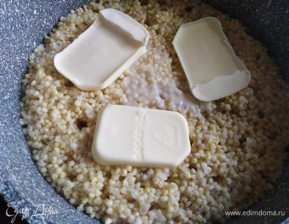 Заправляем кашу кусочками сливочного масла.