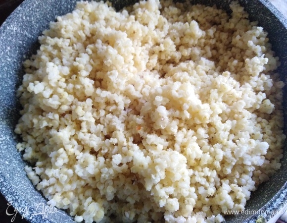 Накрываем крышкой, выключаем огонь и оставляем так кашу на 30 минут.