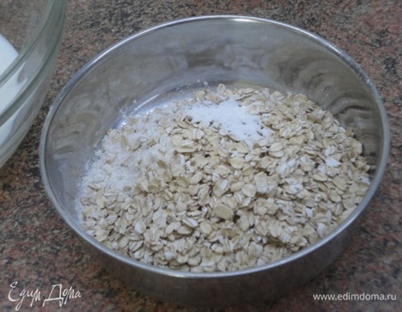 В миске смешать муку, овсяные хлопья, пекарский порошок и корицу. Хорошо перемешать.