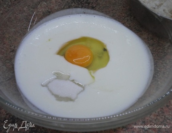 Взбить яйцо с кефиром. Яблоко очистить и натереть на крупной терке. Сливочное масло растопить и охладить.