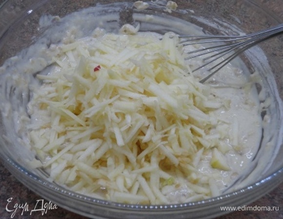 Соединить жидкие и сухие ингредиенты. Перемешать. Добавить яблоко и сливочное масло. Еще раз быстро перемешайте. Накройте посуду пищевой пленкой и поставьте в холодильник на 30 минут.