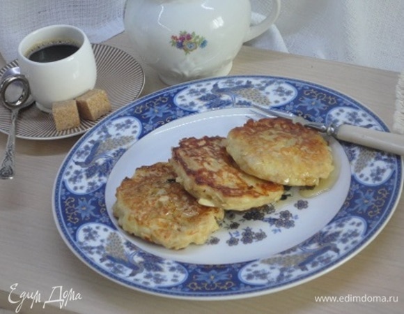 Подаем теплыми с медом или сметаной.