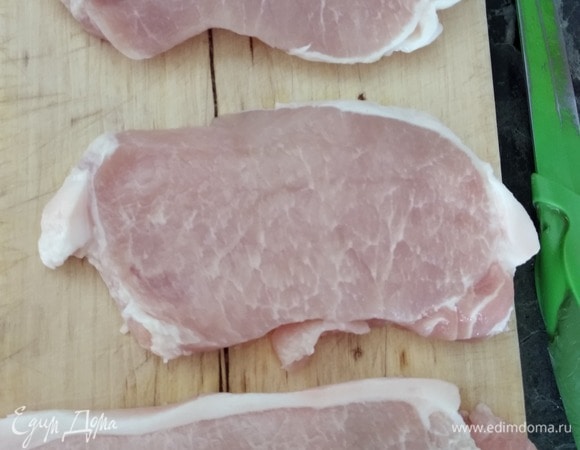 У меня было 3 свиных шницеля общим весом 400 г. Мясо обмыть, обсушить бумажными полотенцами.