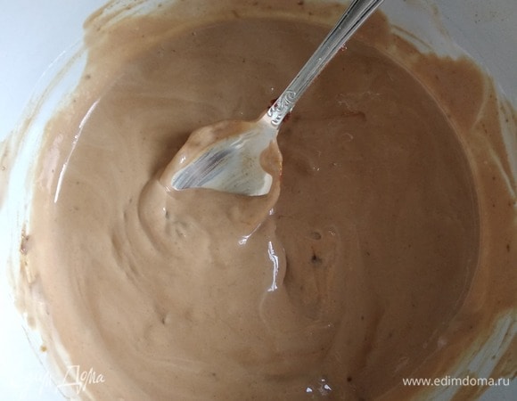 Приготовить маринад. Смешать пасту мисо с йогуртом и сахаром. Развести до однородной массы.