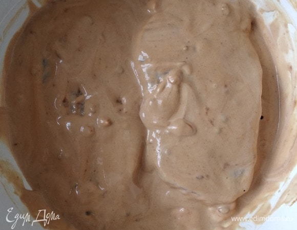 Обмазать мясо маринадом со всех сторон и поместить в холодильник минимум на 30 минут, можно на час.