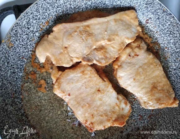 Достать мясо из холодильника, снять с него весь маринад и обжарить на растительном масле до румяной корочки. Уменьшить огонь, накрыть крышкой и готовить пять минут.