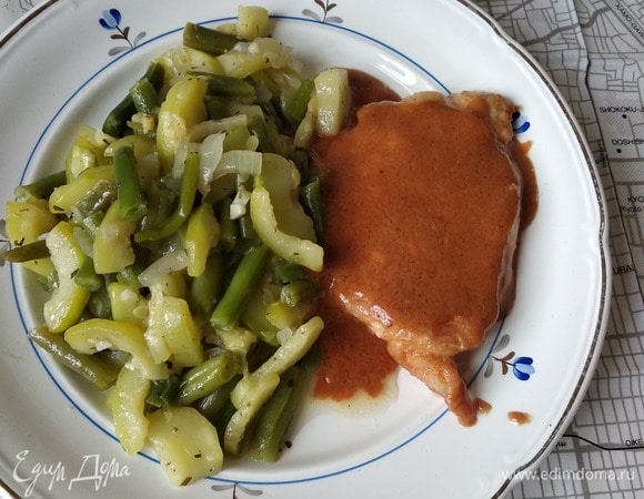 Со сковороды с мясом снимаем крышку и выпариваем лишнюю жидкость (минуты 2–3). Мясо вынимаем. Не выключая огонь, вливаем соус и, постоянно помешивая, готовим 2 минуты до загустения. Мясо выкладываем на тарелку и поливаем соусом. Японцы, конечно, едят с рисом и овощами. Я подавала без риса. На гарнир приготовила кабачки с зеленой фасолью. Получилось замечательно. Приятного аппетита!