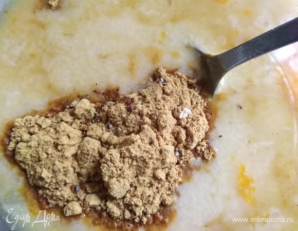 Дрожжи смешать с 1 ч. л. сахара, залить теплым молоком. Дать подняться. Воду смешать с яйцом, 1 ст. л. сахара, солью. Влить подошедшие дрожжи. Перемешать. Добавить ванилин, имбирь и перетертые семена кардамона.