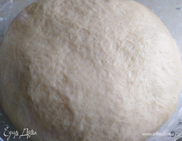 Поднявшееся тесто обмять и дать ему еще раз подняться.