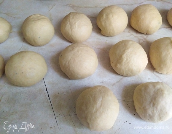 Сформировать заготовки. Накрыть, дать постоять 10–15 минут.