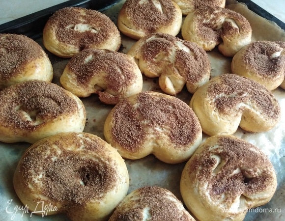 Поставить в разогретую духовку. Выпекать при 200°C 25–30 минут.