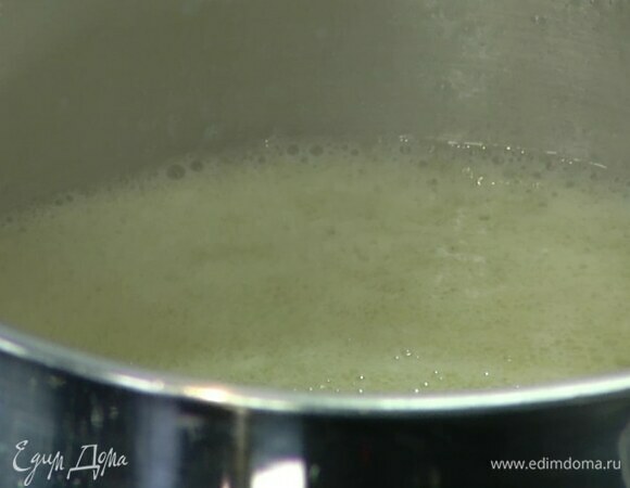 Сливочное масло растопить на маленьком огне и остудить.