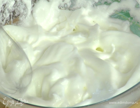 Белки взбить в пышную, плотную пену.