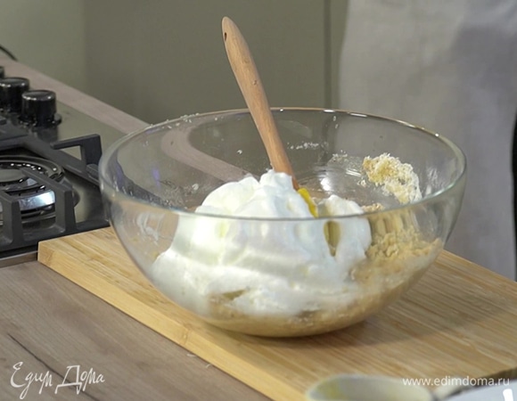 В мучную смесь вмешать треть взбитых белков, затем частями ввести оставшиеся белки.