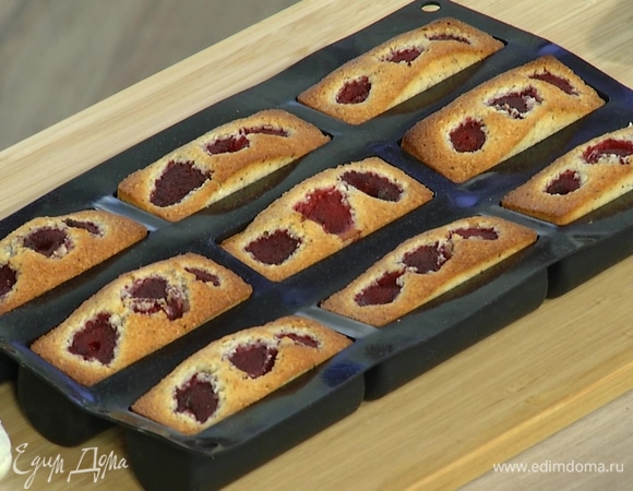 Выпекать печенье в разогретой духовке 12–15 минут.