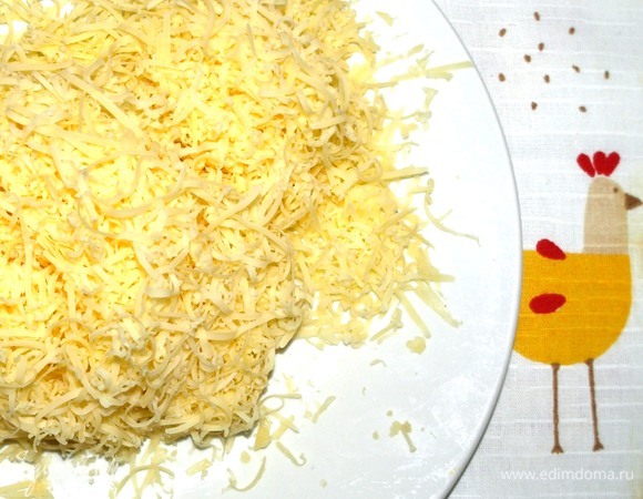 Сыр натереть на мелкой или средней терке.