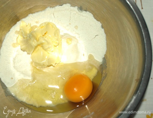 Муку с разрыхлителем просеять в миску, добавить размягченное сливочное масло, куриное яйцо, соль, сахар и молоко.