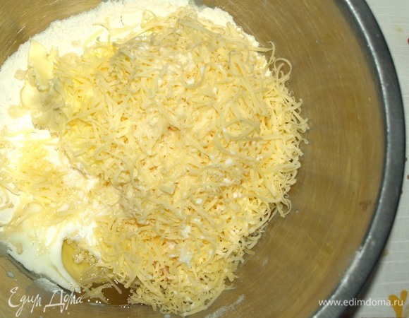 Добавить подготовленный сыр.