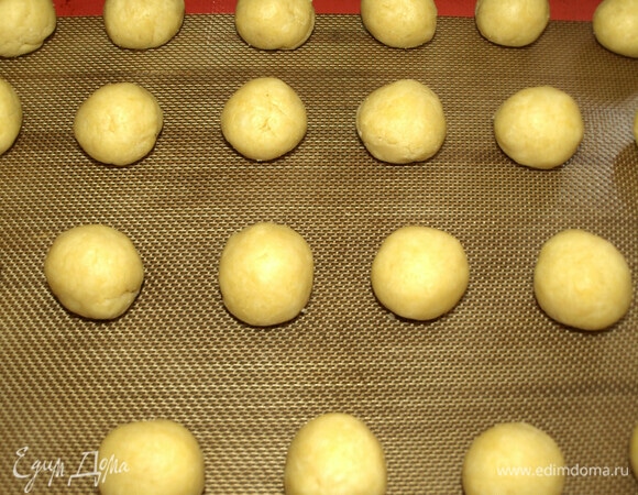Духовку разогреть до 180°С. Противень застелить пекарской бумагой или силиконовым ковриком. Формируем из теста небольшие шарики. Кладем шарики на противень и отправляем в духовку на 15 минут или выпекаем до золотистого цвета.