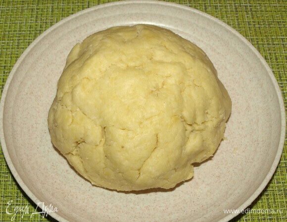 Замесить мягкое тесто. Если необходимо, то добавить еще немного молока при замесе теста.