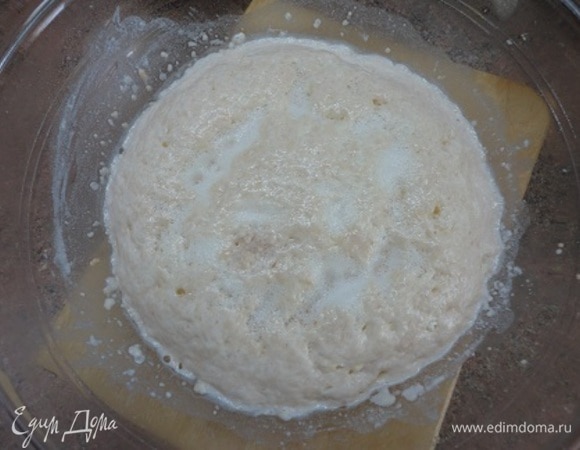 Смешиваем дрожжи и 1 ч. ложку сахара. Молоко вливаем в дрожжи с сахаром. Все перемешиваем и даем постоять, пока дрожжи не начнут работать.