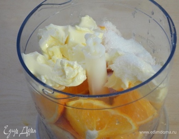 Для начинки тщательно моем апельсин, нарезаем вместе с кожурой, освобождаем от семечек и вместе с мягким маслом и сахаром пробиваем в блендере.