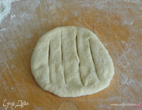 Из каждого кусочка раскатываем овал, с помощью ножа делаем надрезы.