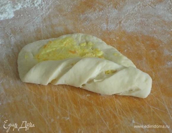 Смазываем начинкой. Скручиваем по диагонали.