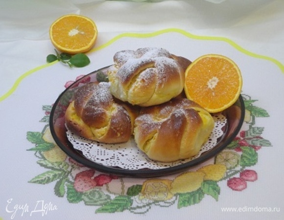 Готовые булочки можно посыпать сахарной пудрой.
