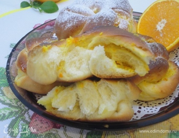 Лучше всего качество дрожжевой выпечке видно на разломе. Приятного чаепития с ароматными воздушными апельсиновыми булочками!