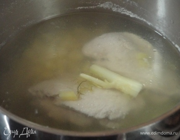 Я обычно замачиваю промытую перловую крупу на 3 часа и более. Отдельно варим бульон из каркаса курицы или любимых вами частей этой птицы.