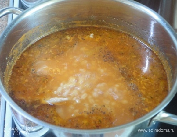 Заправляем суп с готовой перловкой нашей заправкой, добавляем для остроты черный и красный перец, 1 лавровый лист, доводим до кипения, убираем с огня и даем настояться не менее 10 минут.