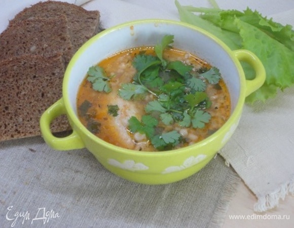 В лучших традициях венгерской кухни подаем суп со свежей петрушкой.
