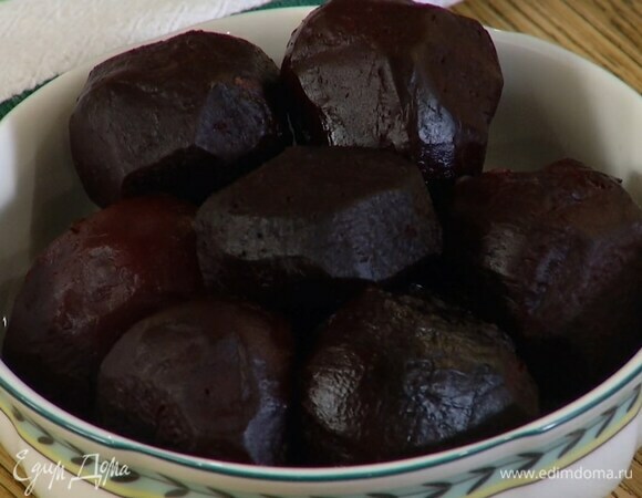 Свеклу помыть, завернуть каждую в фольгу и запекать в разогретой духовке до готовности.