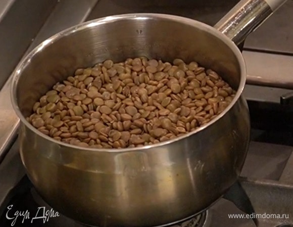 Чечевицу отварить согласно инструкции на упаковке.