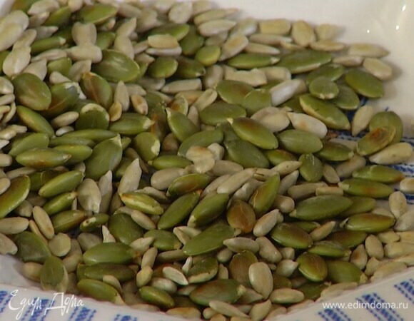 Семена подсолнечника и тыквы подсушить на разогретой сковороде.