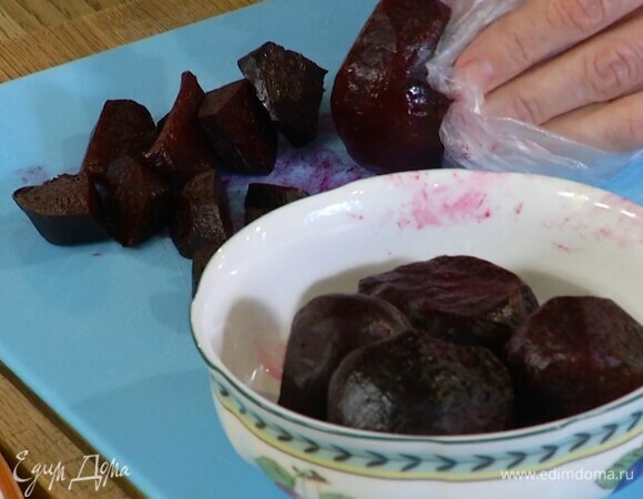 Запеченную свеклу почистить и нарезать ломтиками.