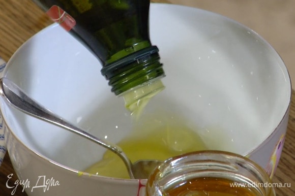 Приготовить заправку: из половинки лимона выжать сок, добавить мед, оливковое масло и листья тимьяна, посолить, поперчить и перемешать.