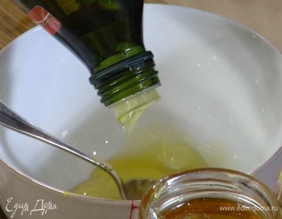 Приготовить заправку: из половинки лимона выжать сок, добавить мед, оливковое масло и листья тимьяна, посолить, поперчить и перемешать.