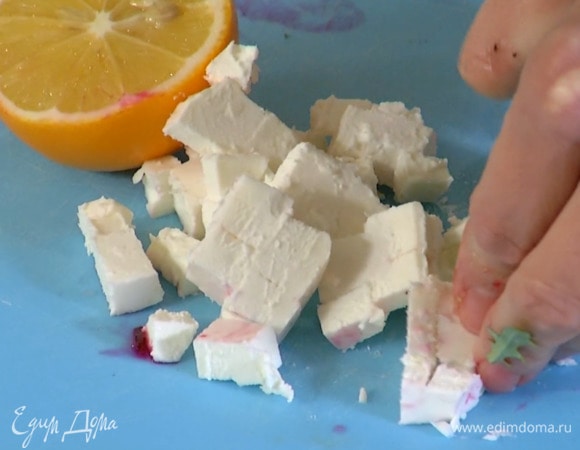 Фету нарезать небольшими кубиками.