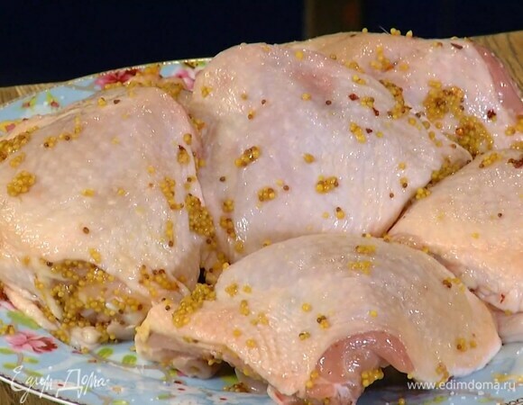 Бедра посолить, поперчить, смазать со всех сторон горчицей и дать постоять.